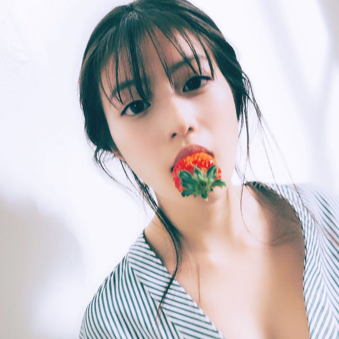 今田美桜写真集公式ツイッター(@mio2nd0121)より