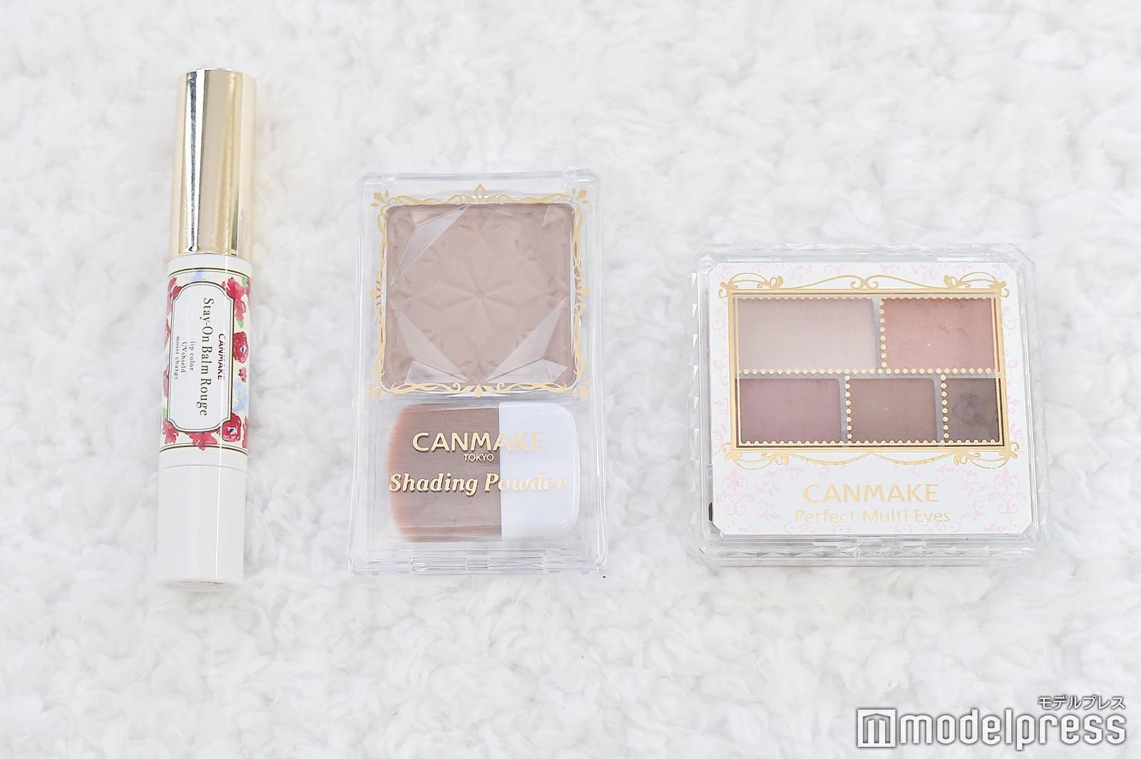 （左から）ステイオンバームルージュ[T04]チョコレートリリー（ティントタイプ）、シェーディングパウダー[05]ムーングレージュ、パーフェクトマルチアイズ[06]ロマンスベージュ／すべてCANMAKE（C）モデルプレス