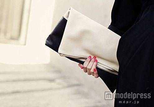 使い回し度抜群！フェイクレザー取っ手付きクラッチバッグ  画像提供：「alpha mode」