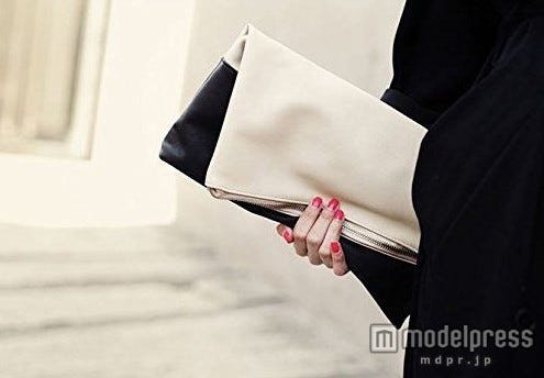 使い回し度抜群!フェイクレザー取っ手付きクラッチバッグ 画像提供:「alpha mode」