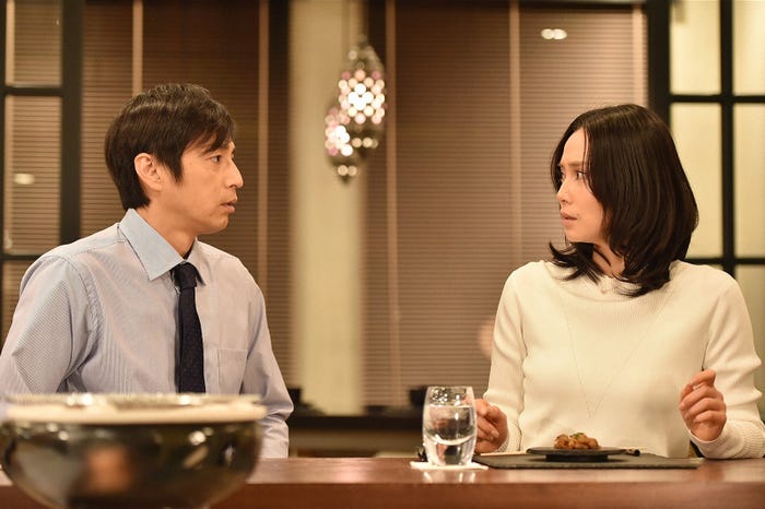 徳井義実、中谷美紀「私 結婚できないんじゃなくて、しないんです」第9話・場面カット(C)TBS