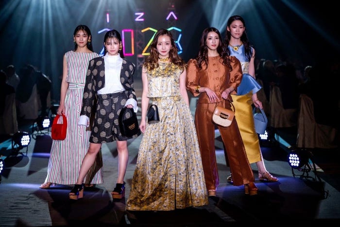 板野友美と「RoLuANGEL」「I Z A PINK CHRISTMAS(R) 2023」ファッションショーの様子(提供写真)