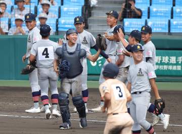 青森山田が逃げ切って初戦突破 6-0→6-5もエース・川久保がリードを守り切る 兜森監督「相手の方が7割くらいよかった」選手も丁寧に遊学館ベンチへ一礼