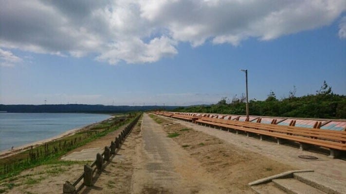 増穂浦海岸にある「世界一長いベンチ」。世界一の称号は他に譲りましたが、どこまでも続くベンチの風景は圧巻です(2019年7月撮影)