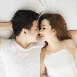 カップルで一緒に寝る時に 男性が思わずしたくなること 5選 モデルプレス