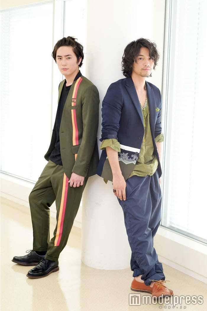 (左から)間宮祥太朗、斎藤工(C)モデルプレス