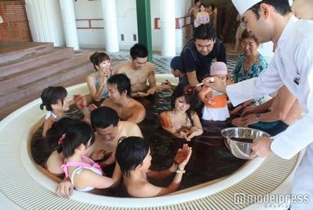 パティシエに扮したスタッフが1リットルもの液体チョコレートソースを投入／画像提供：藤田観光