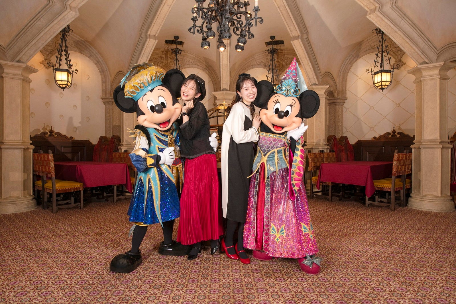 【ファンタジースプリングス入場保証】【秋限定】マゼランズでお食事とキャラクターグリーティングを楽しむ2DAYSディズニーの仲間たちとの記念撮影イメージ（C）Disney