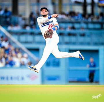 ドジャース ロハスが超絶美技！二遊間のゴロをベアハンドキャッチ→一塁へ完璧スロー 佐々木朗希も笑顔に 4回無安打投球をアシスト