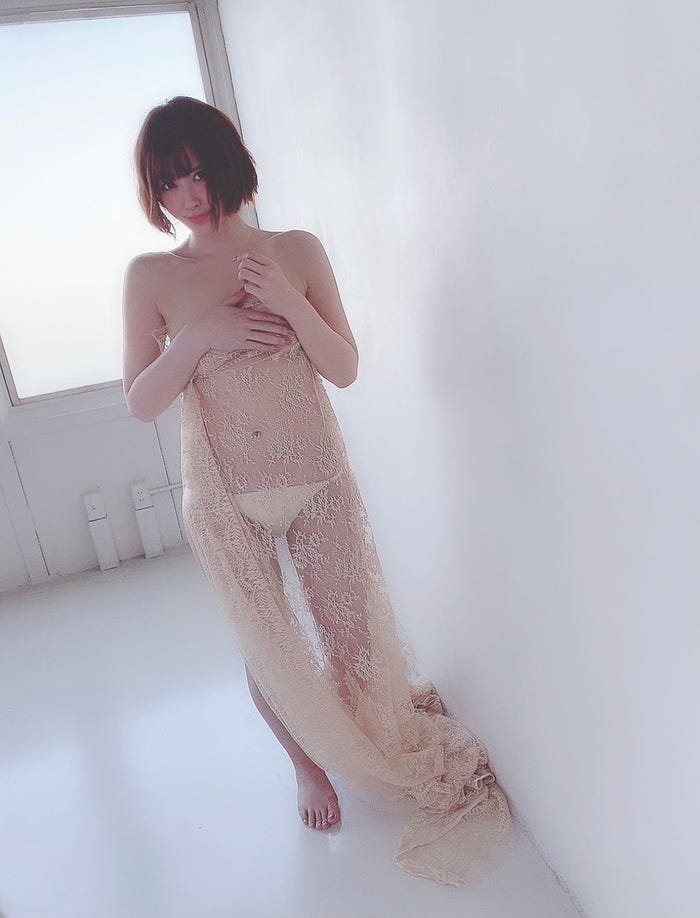 手島優/「週刊プレイボーイ」プラチナムプロダクション20周年記念号オフショット(提供写真)