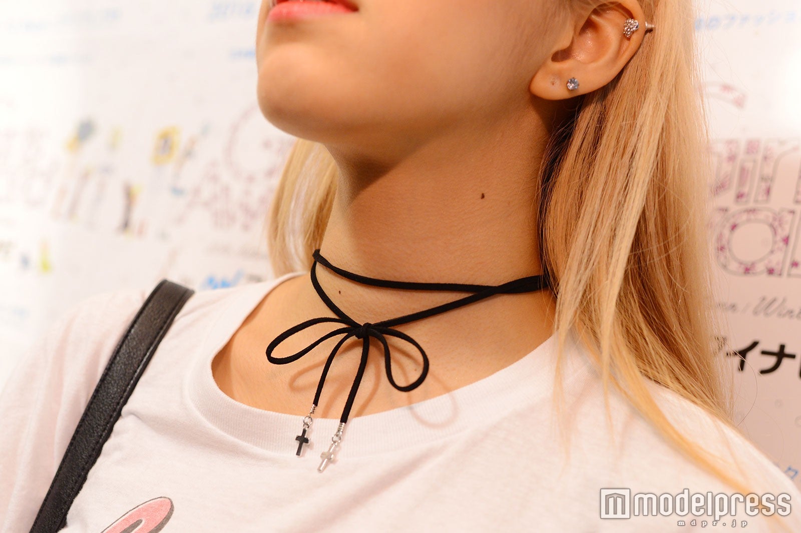 首元の細紐チョーカーが可愛い（C）モデルプレス