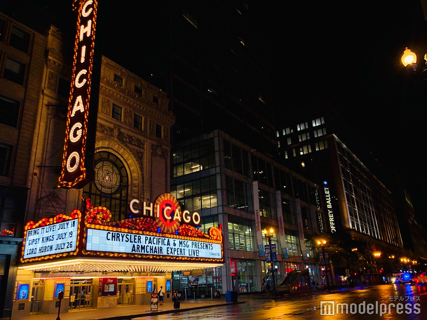 ビビッドな照明が夜の街に映える（C）モデルプレス