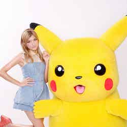 「劇場版ポケモン」の主題歌を担当するローラとピカチュウ
（C）Nintendo･Creatures･GAME FREAK･TV Tokyo･ShoPro･JR Kikaku
（C）Pokemon
（C）2012ピカチュウプロジェクト