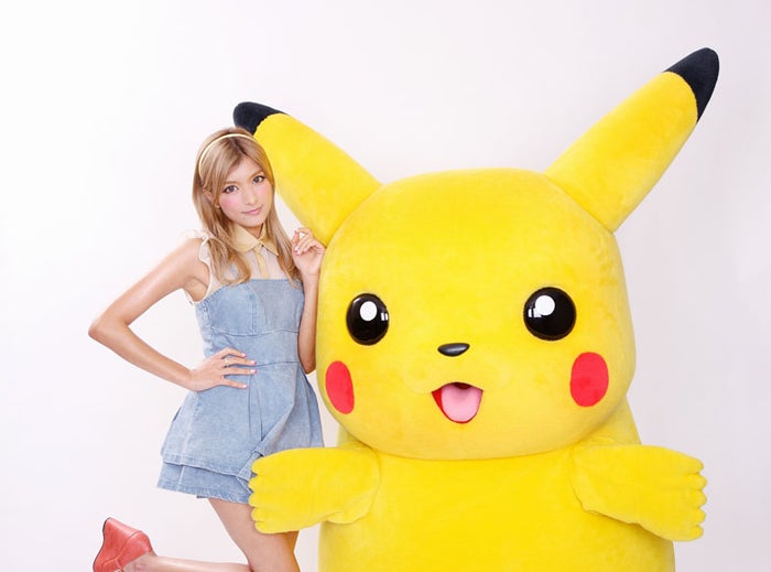 「劇場版ポケモン」の主題歌を担当するローラとピカチュウ
(C)Nintendo・Creatures・GAME FREAK・TV Tokyo・ShoPro・JR Kikaku
(C)Pokemon
(C)2012ピカチュウプロジェクト
