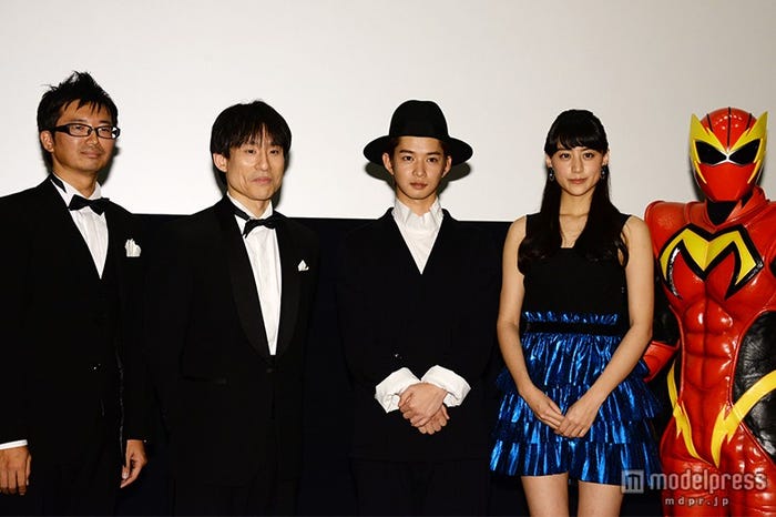 (左から)増田哲英監督、なだぎ武、千葉雄大、山本美月、マックスマン