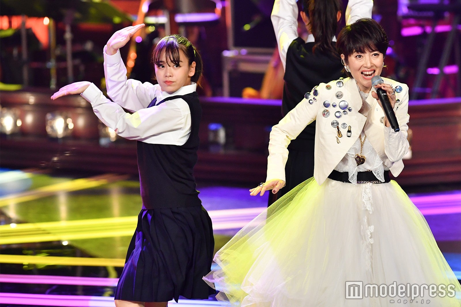 登美丘高校ダンス部、荻野目洋子 （C）モデルプレス