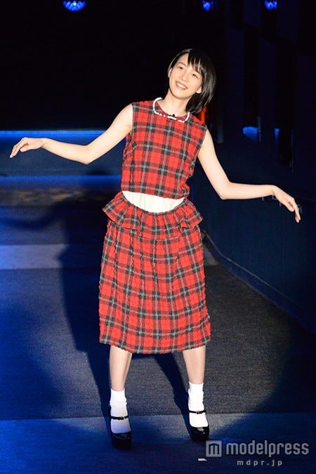 クラゲのポーズを披露する能年玲奈