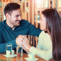テンション上がっちゃう♡女性の心拍数が上がる「ボディタッチ」