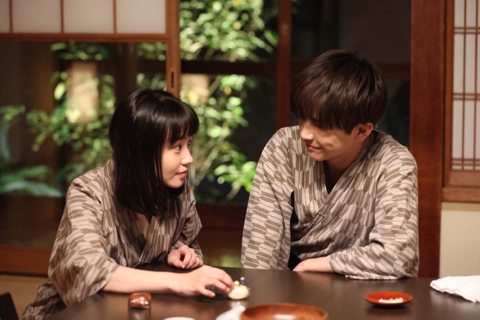 奈緒、岩田剛典「あなたがしてくれなくても」第4話より(C)フジテレビ