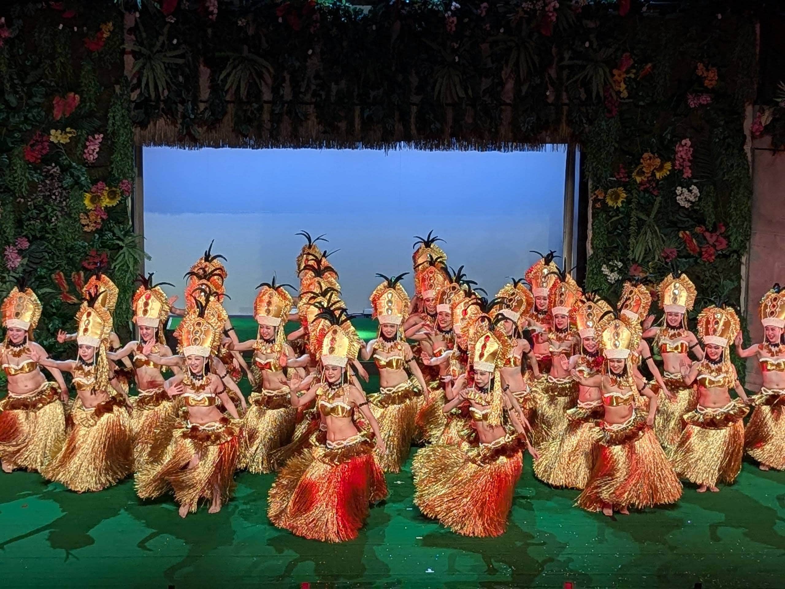 ハワイアンズといえばフラガール。感動のポリネシアンショーは迫力満点。ファイヤーナイフダンサーとのコラボも素晴らしい