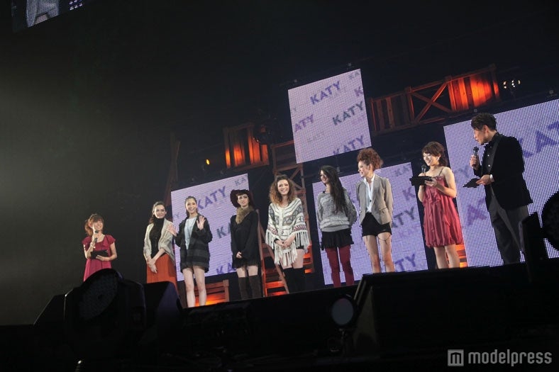 （左から）山崎夕貴アナウンサー、泉水セーラ、谷川りさこ、永井麻央、水上桃華、中村瑠璃奈、松村未央アナウンサー、魔裟斗