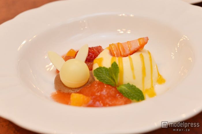 アマレッティ入りのホワイトチョコレートムース