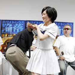 テレンス氏のアドバイスを受けながら悪漢役のスタッフを撃退する生駒里奈