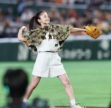 女優の橋本環奈が始球式 蓑を背負った山民族の衣装でノーバンならずもニッコリ笑顔 映画「キングダム 魂の決戦」に軍師・河了貂役で出演