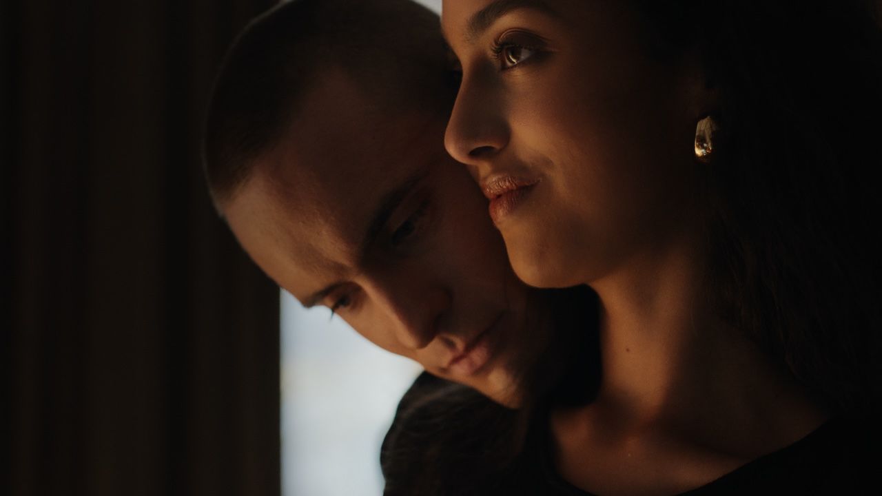 イヴ・サンローラン・ボーテが提起する「暴力は愛じゃない」。内面のサインに光を当てる新論文を発表