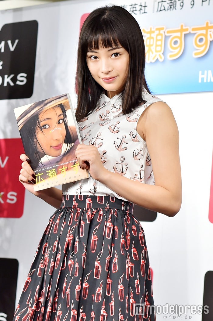 広瀬すず 柄on柄 で大人っぽく 美脚のぞくモードなドレスアップコーデ ファッションチェック モデルプレス