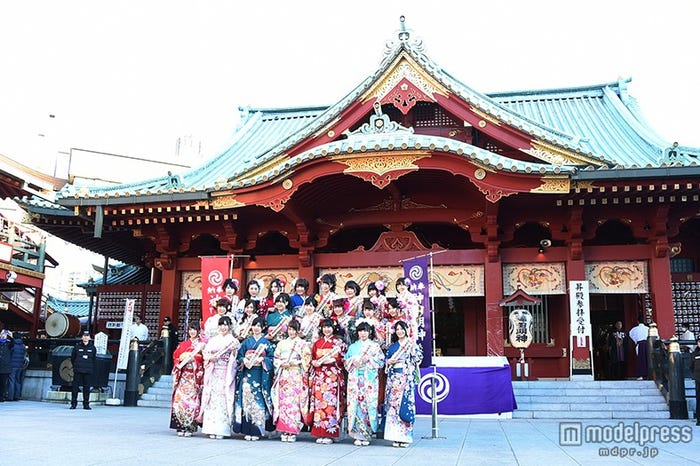 東京・神田明神にて成人式記念撮影会を行ったAKB48グループの新成人メンバー(後列左から)大段舞依、岸野里香、井尻晏菜、上枝恵美加、山岸奈津美、河野早紀、山田麻莉奈、太田奈緒(中列左から)小嶋菜月、斉藤真木子、坂口理子、岩立沙穂、山内鈴蘭、小笠原茉由、加藤るみ(前列左から)小谷里歩、岩佐美咲、武藤十夢、川栄李奈、多田愛佳、岩永亞美、上西恵