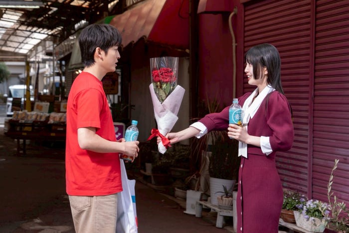 高橋文哉、久保史緒里/「一途なあいちゃんだゾ!」篇より(C)臼井儀人/双葉社・シンエイ・テレビ朝日・ADK