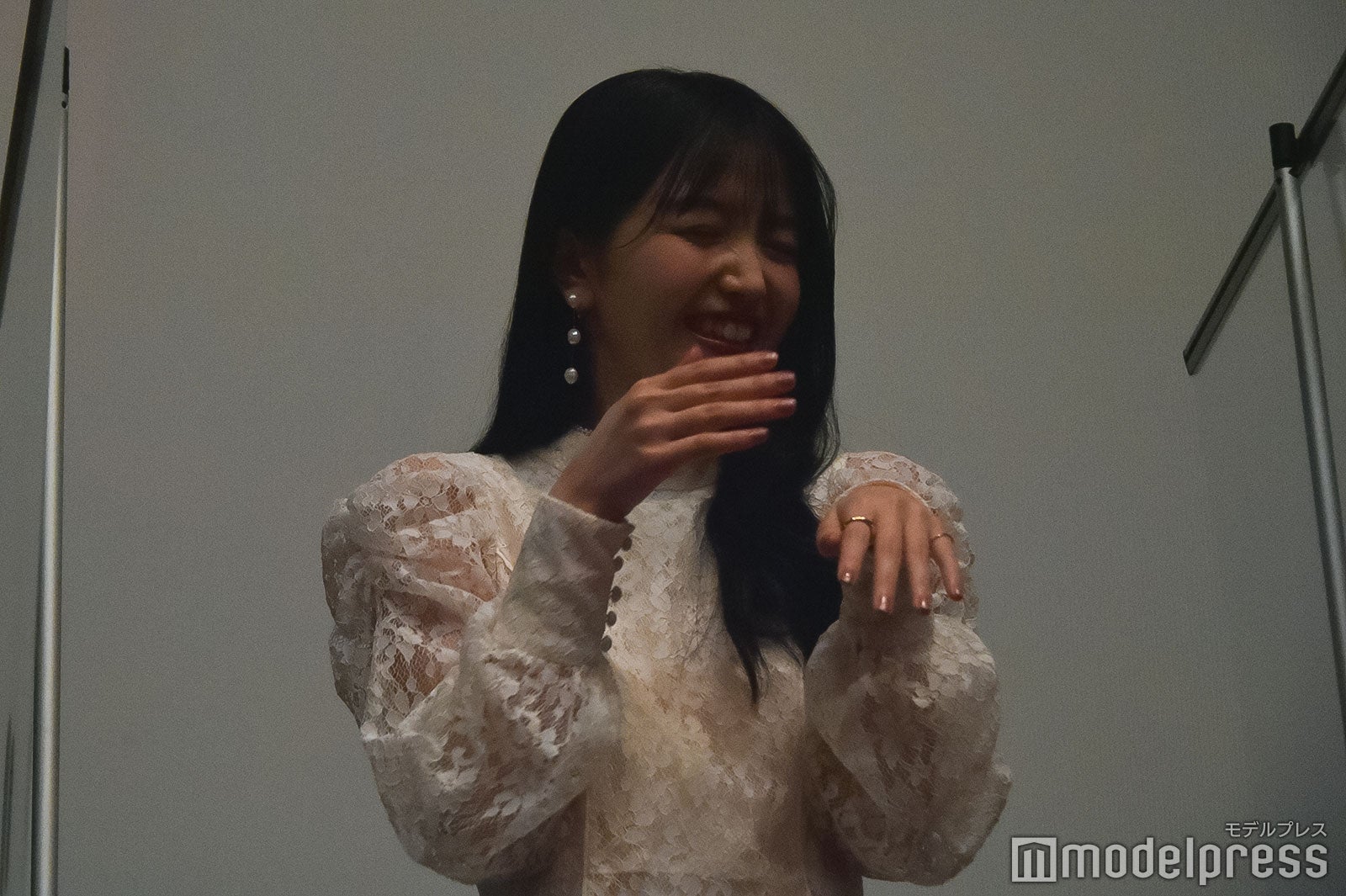 “幽霊ポーズ”に照れてしまった久保史緒里 （C）モデルプレス