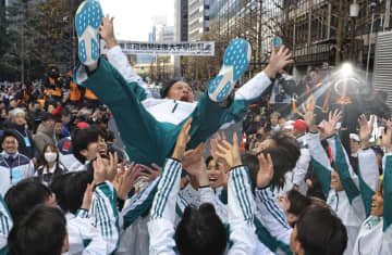 青学大・原晋監督 自身の低空胴上げをボヤく「もっと高くあがってるかと…」 選手らを「体脂肪率1桁台の学生ですよ」と紹介 自身は？