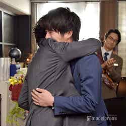 吉田鋼太郎と田中圭の抱擁を、微笑みながら見守る眞島秀和。（C）モデルプレス