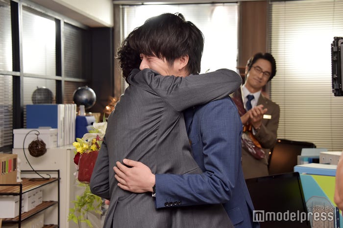 吉田鋼太郎と田中圭の抱擁を、微笑みながら見守る眞島秀和。(C)モデルプレス