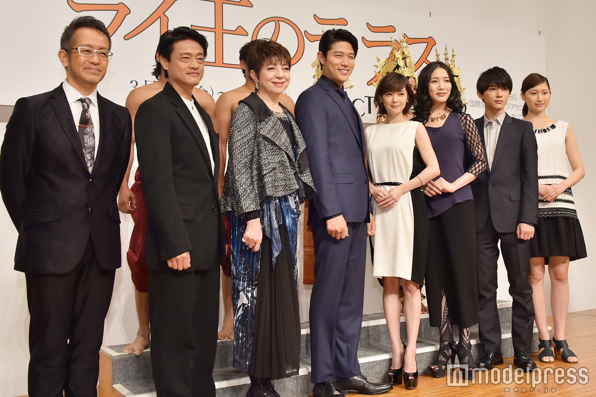 舞台「ライ王のテラス」製作発表会／左から：宮本亜門、神保悟志、鳳蘭、鈴木亮平、倉科カナ、中村中、吉沢亮、大野いと（C）モデルプレス