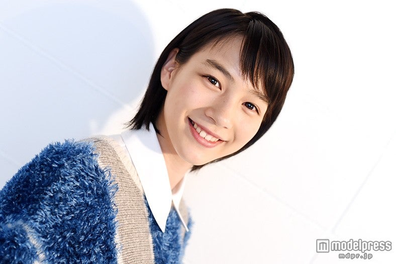 「来年はもっと、演技をしたい！」と笑顔をはじけさせる