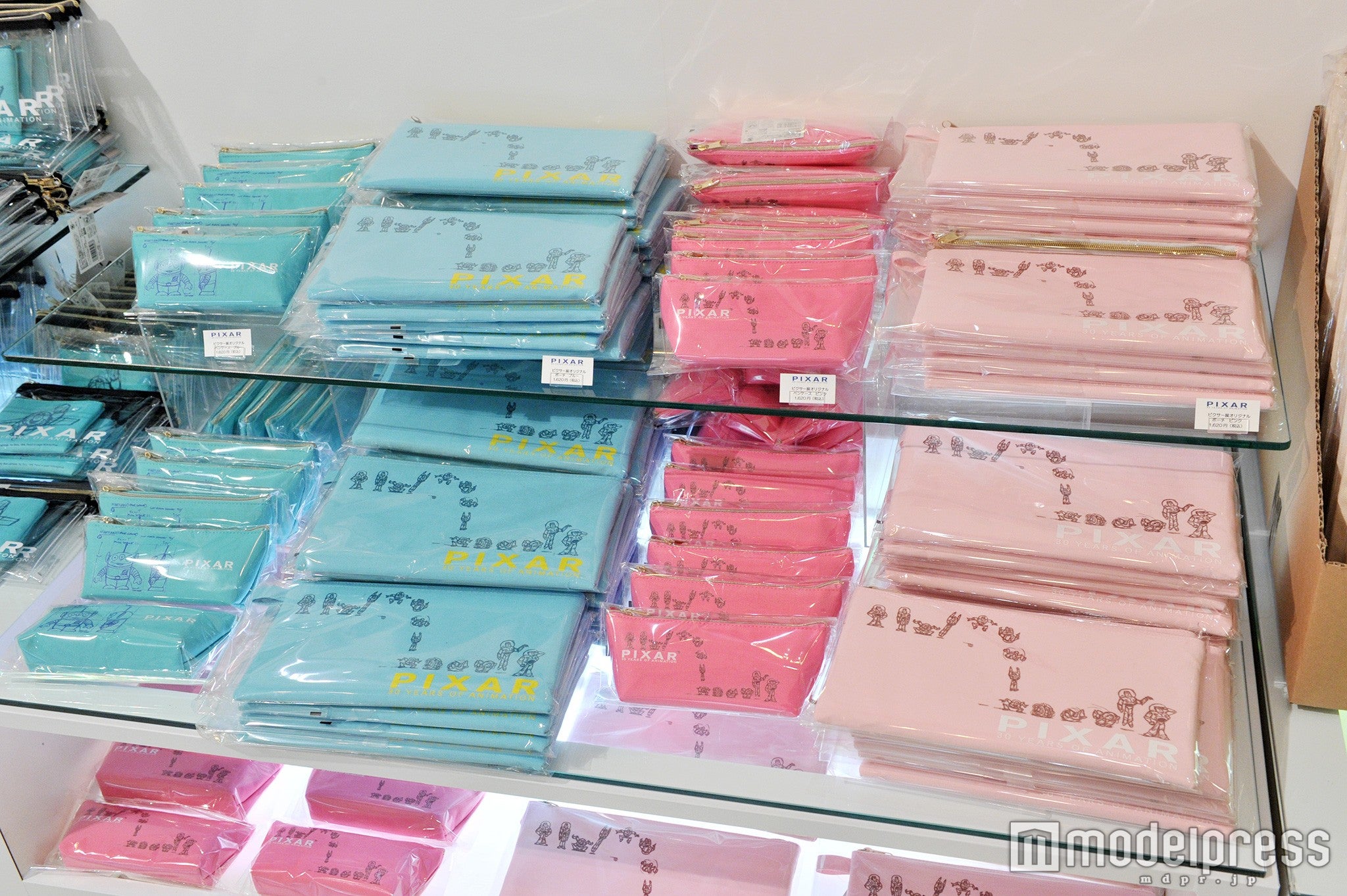 特設ショップ、ポーチやペンケース（C）Disney／Pixar