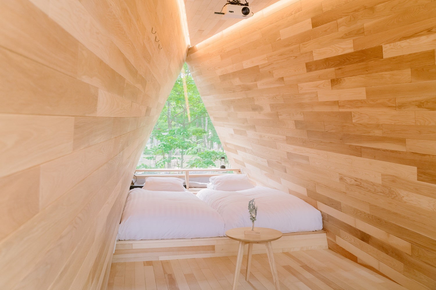 山梨「八ヶ岳LACオフグリッドフィールド」ナチュラルなキャビンで自然の暮らしを体験