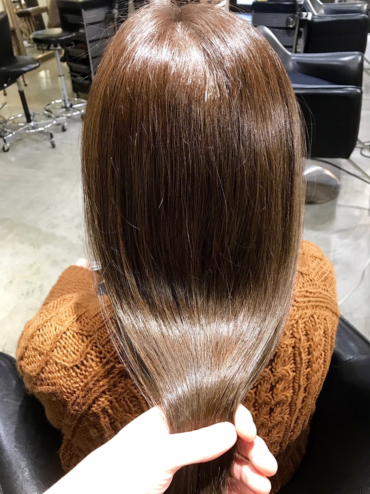 トリートメントを髪に馴染ませる