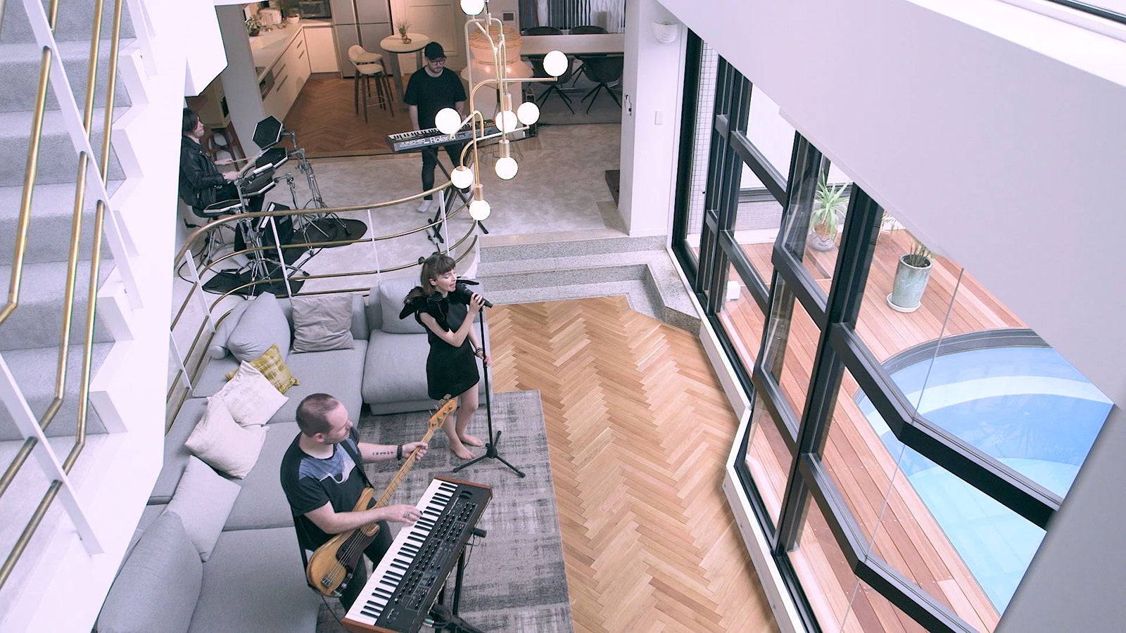 「TERRACE HOUSE TOKYO 2019-2020」CHVRCHESスペシャルオープニング映像（C）フジテレビ／イースト・エンタテインメント