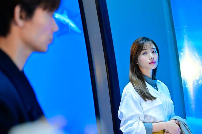 綾野剛、石原さとみ「恋はDeepに」第2話より(C)日本テレビ