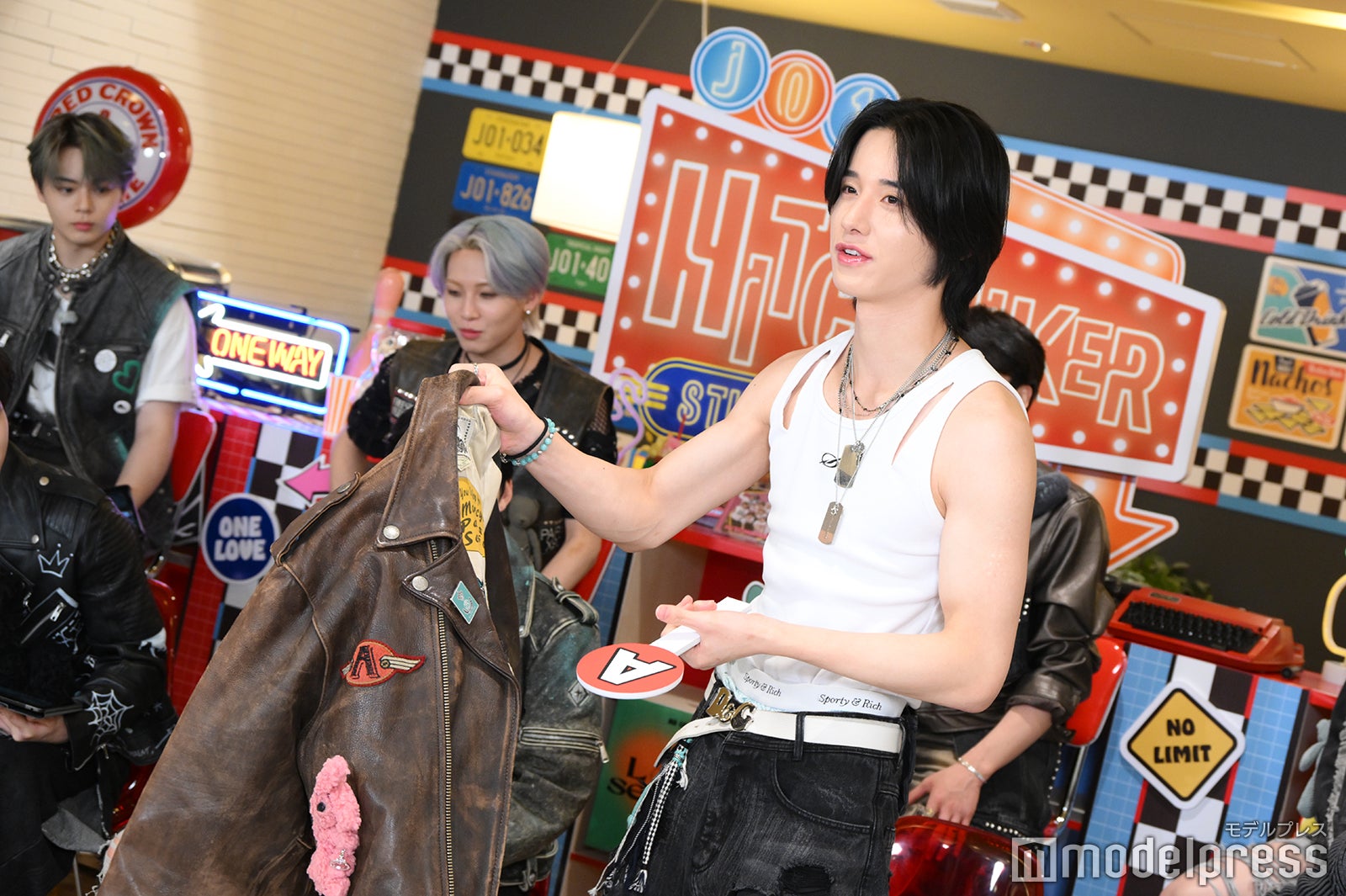 お気に入り衣装を紹介する佐藤景瑚（C）モデルプレス