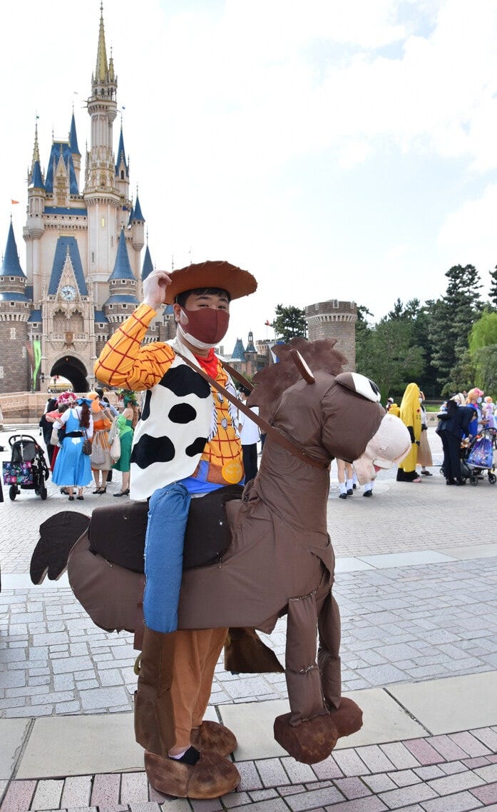 『トイ・ストーリー』の“ウッディ”そして、愛馬の“ブルズアイ”まで一緒にフル仮装