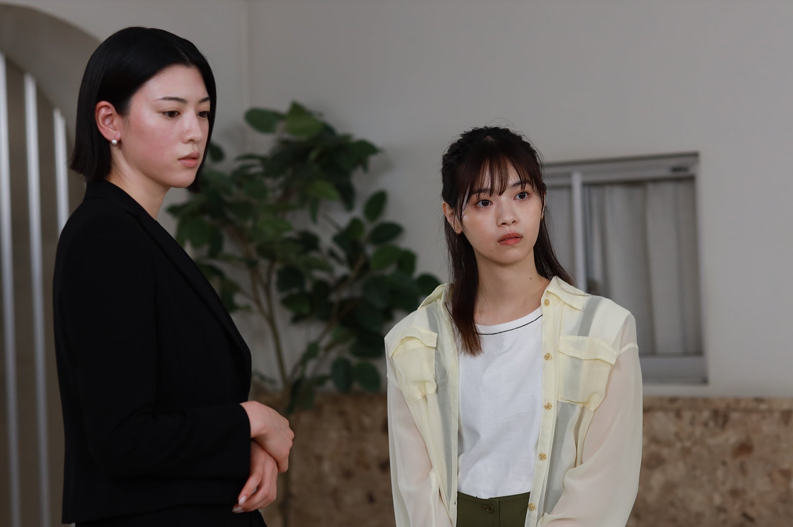 三吉彩花、西野七瀬／「言霊荘」第1話より（C）テレビ朝日