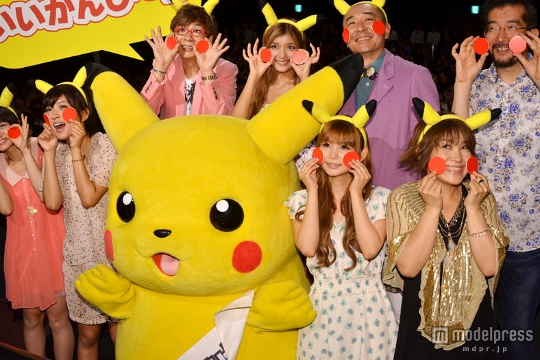 初日舞台挨拶に出席した（上段左から）山寺宏一、ローラ、高橋克実、湯山邦彦監督（下段左から）中島愛、夏菜、ピカチュウ、中川翔子、松本梨香