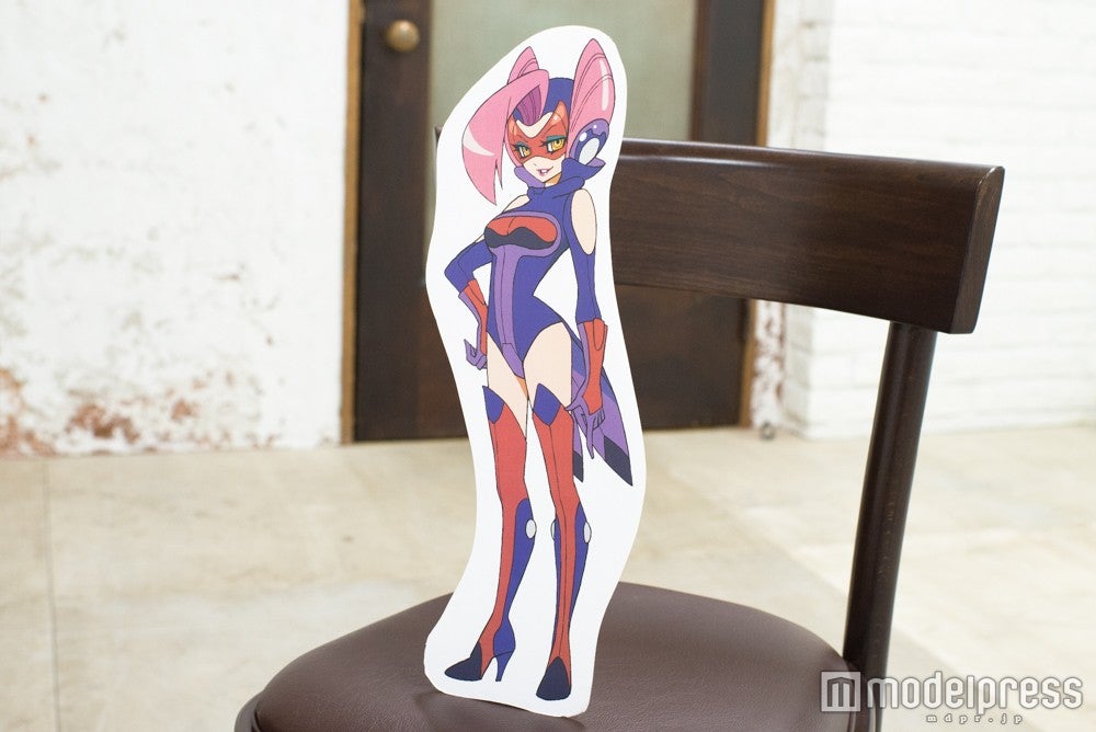 イスの上にヒールで立っているビマージョ様 （C）モデルプレス