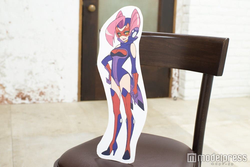 イスの上にヒールで立っているビマージョ様 (C)モデルプレス