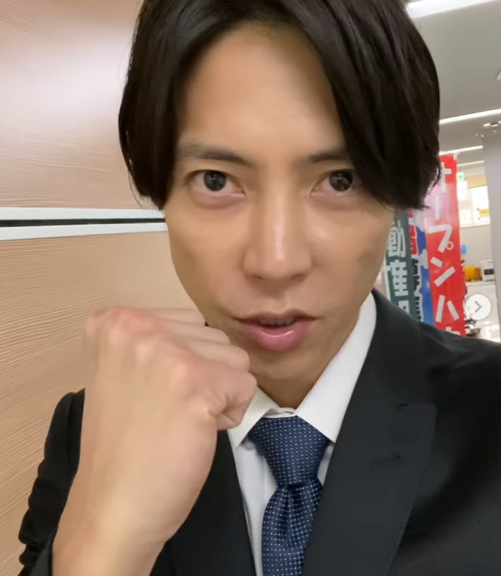 山下智久、黒スーツ姿で撮影報告＆花束との自撮り公開「最高のバレンタイン」と反響